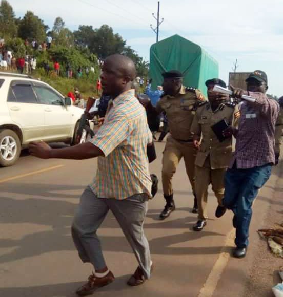 Uganda Police’s Kayima Turns Into Usain Bolt After Being Stoned By Angry Mourners