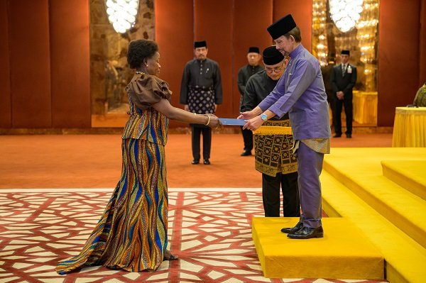 Uganda’s Ambassador Bigombe Presents Credentials to Sultan of Brunei