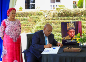 MTN Uganda Chairman Charles Mbire Pays Tribute to Late Tooro King Oyo