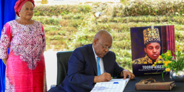 MTN Uganda Chairman Charles Mbire Pays Tribute to Late Tooro King Oyo
